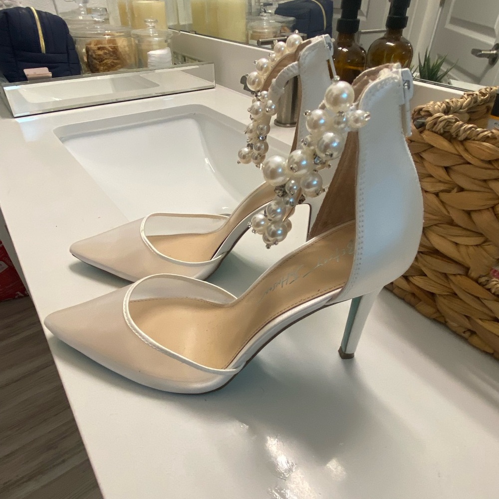 Betsy johnson bridal shoes never worn 8.5
